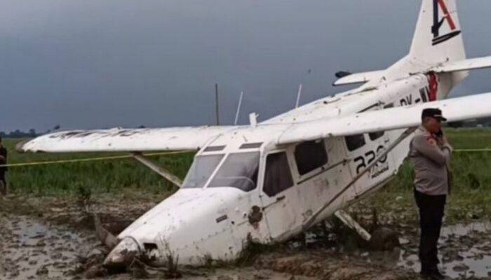 Hindari Resiko Lebih Besar, Pilot Daratkan Pesawat di Persawahan