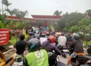 Demi BBM, Pengendara Rela Antre Panjang di SPBU