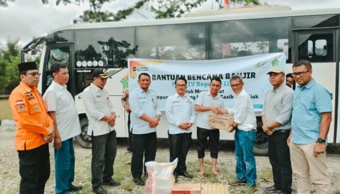 PTPN IV PalmCo Regional III Salurkan Bantuan untuk Korban Banjir Siak