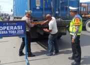 Satlantas Polres Pelabuhan Belawan Pasang Stiker Pemantul Cahaya