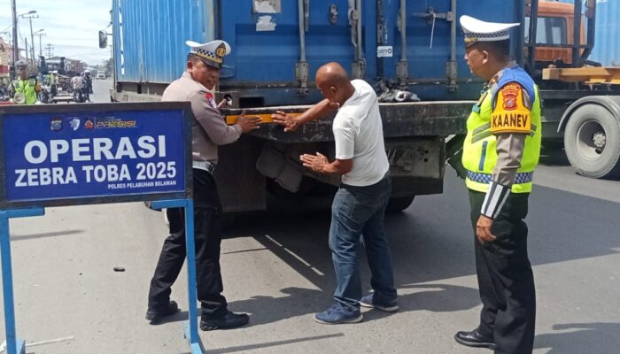 Satlantas Polres Pelabuhan Belawan Pasang Stiker Pemantul Cahaya