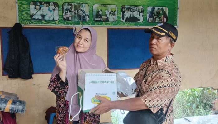 Bentuk Kepedulian, Manahan Sitanggang Kunjungi PKBM Terdampak Banjir