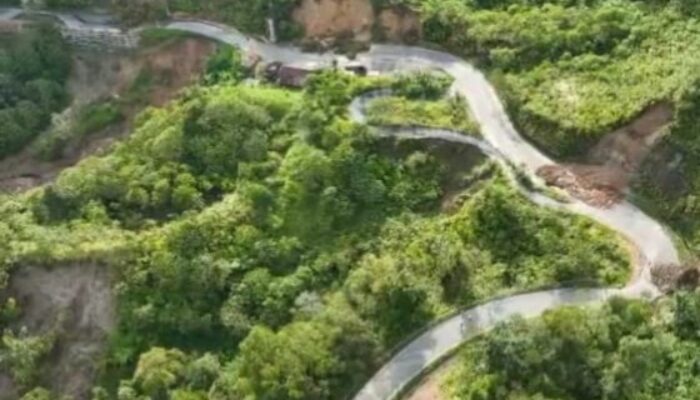 Material Longsor Tutup Badan Jalan, Akses Parsikaman KM 38 Putus