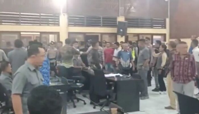 Rapat Paripurna di DPRD Ende Ricuh