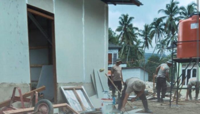 Brimob Polda Sumut Bangun MCK di Tapsel