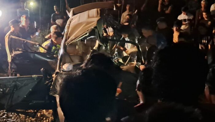 Polres Tebing Tinggi Evakuasi Korban Kecelakaan KA, 8 Meninggal Ditempat