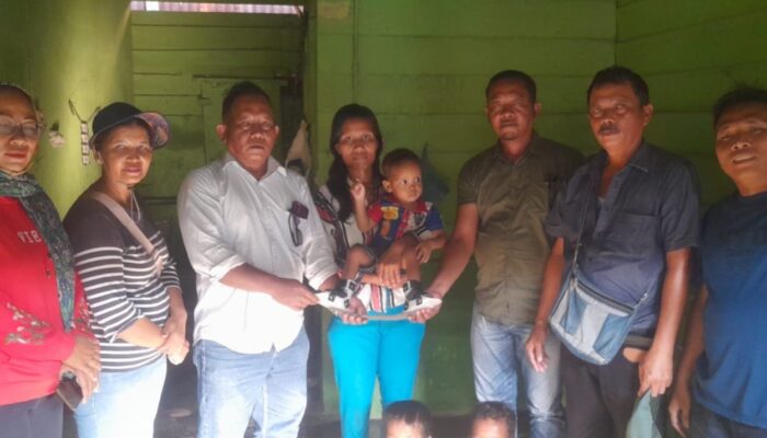 Peduli Warga Tak Mampu, Maruli Siahaan Beri Bantuan Sepatu Orthopedi
