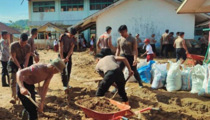 Brimob dan TNI Bersihkan Sekolah Terdampak Bencana Tapteng
