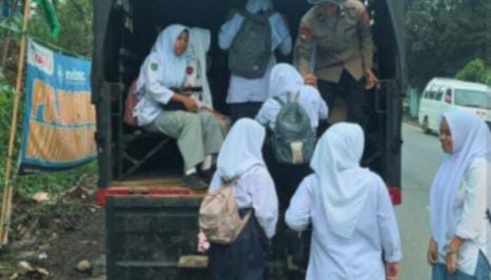 Brimob Polda Sumut Antar Jemput Pelajar di Desa Garoga