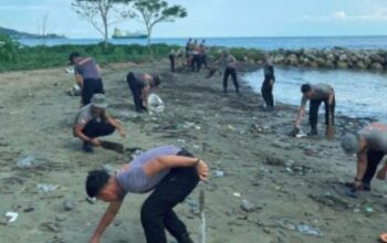 Personil Brimob Polda Sumut Bersihkan Pantai di Gunungsitoli