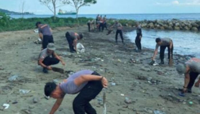 Personil Brimob Polda Sumut Bersihkan Pantai di Gunungsitoli