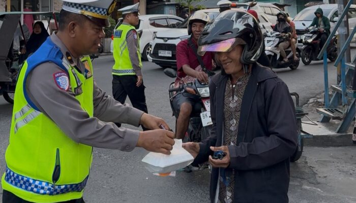 Intensifkan Program “Polantas Menyapa”, Sat Lantas Polres Tebing Tinggi Berbagi Takjil