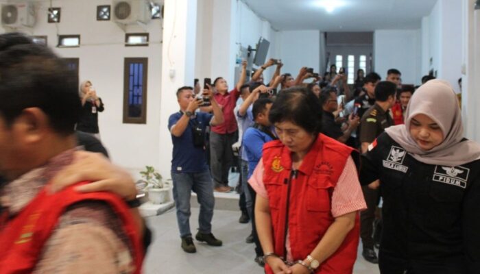 Kompak Korupsi Dana BOS, Kepala SMKN di Nisel dan Suaminya Ditahan