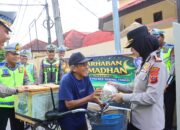 Polres Tebing Tinggi Bagikan Takjil kepada Masyarakat