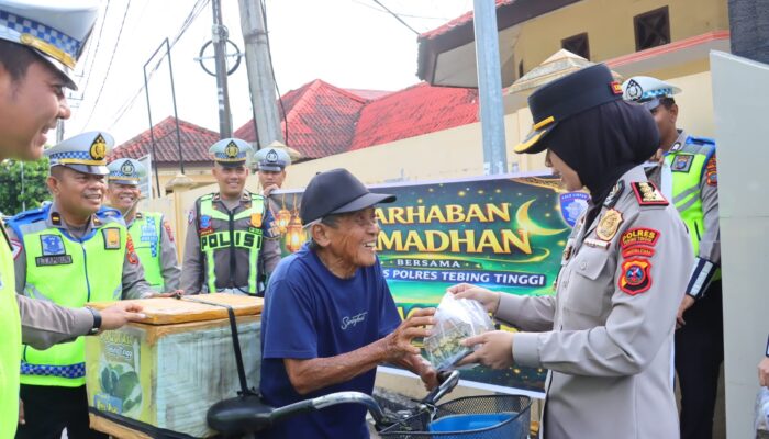 Polres Tebing Tinggi Bagikan Takjil kepada Masyarakat