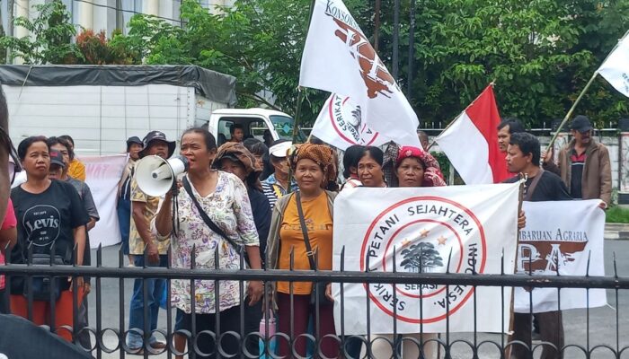 Puluhan Petani Demo Kantor Bupati Simalungun