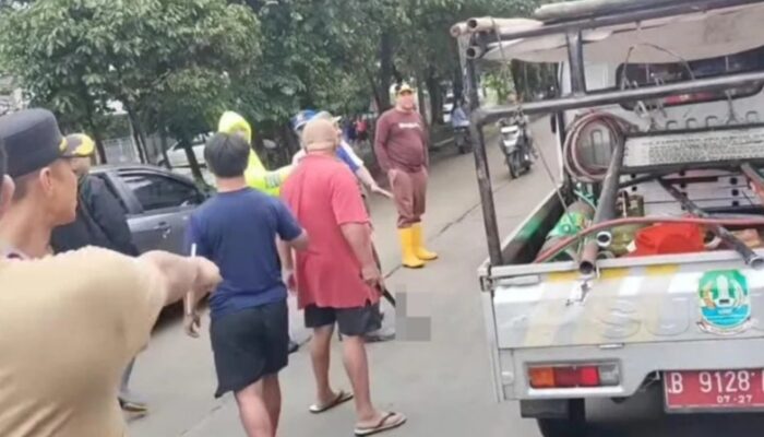 Walikota Bekasi Diancam Golok Saat Tertibkan PKL