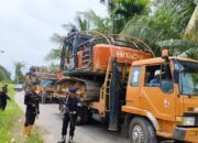 Evakuasi Alat Berat Tambang Emas Ilegal Tapsel–Madina Dikawal Petugas Bersenjata Lengkap