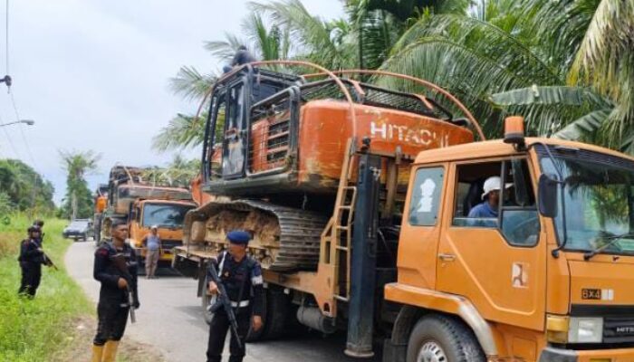 Evakuasi Alat Berat Tambang Emas Ilegal Tapsel–Madina Dikawal Petugas Bersenjata Lengkap