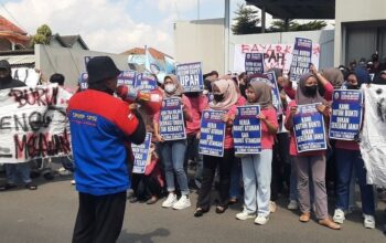 Ratusan Pekerja CV Evergreen Buana Prima Sandang Tuntut Gaji 3 Bulan Belum Dibayar