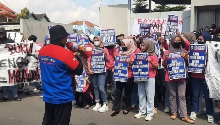 Ratusan Pekerja CV Evergreen Buana Prima Sandang Tuntut Gaji 3 Bulan Belum Dibayar