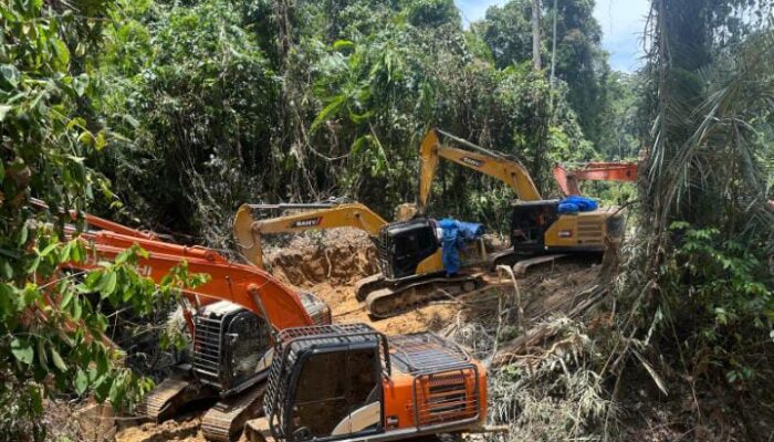 Belasan Unit Alat Berat untuk Operasional Tambang Emas Ilegal Diamankan Polisi