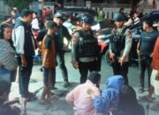 Personel Brimob Polda Sumut Evakuasi Korban Kecelakaan di Medan