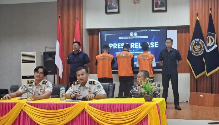 Imigrasi Kelas II TPI TBA Terima Pelimpahan 3 PMI Non Prosedural