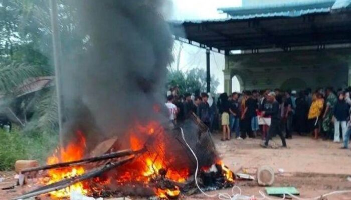 Rumah Terduga Bandar Narkoba di Rohil Digeruduk dan Dirusak Warga