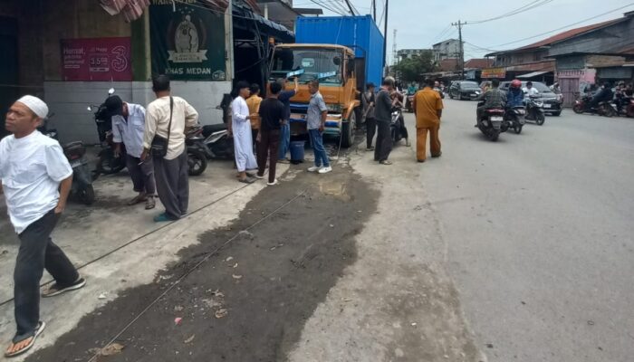 Truk Fuso Hantam Warung Makan di Marelan