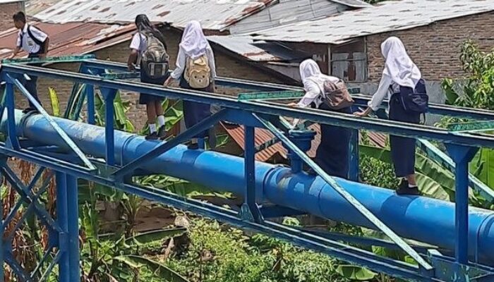 Viral Pelajar di Medan Lewati Pipa Air Pergi Sekolah, Ini Kata Walikota