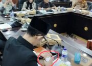 Tersorot Kamera, Oknum Anggota DPRD Jember Main Game dan Merokok Saat Rapat