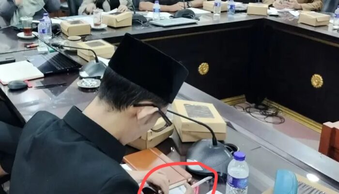 Tersorot Kamera, Oknum Anggota DPRD Jember Main Game dan Merokok Saat Rapat