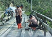 Brimob Polda Sumut Perbaiki Jembatan di Desa Purbasinomba