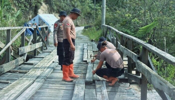 Brimob Polda Sumut Perbaiki Jembatan di Desa Purbasinomba