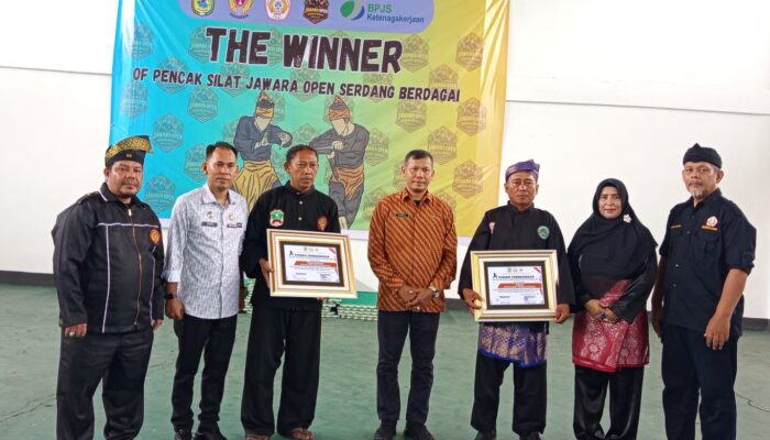 Ketua IPSI Sergai Serahkan 4 Piagam Pejuang dan Pelestarian