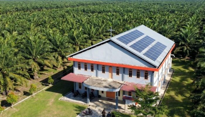 PTPN IV PalmCo Pasang PLTS di Gereja Katolik Kalbar