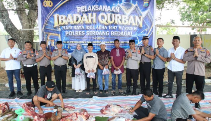 Sembelih Belasan Hewan Kurban, Polres Sergai Bagikan Daging ke Personel Hingga Warga