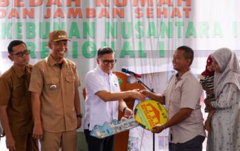 PTPN IV Regional I Serahkan Bantuan Rumah dan Jamban Sehat
