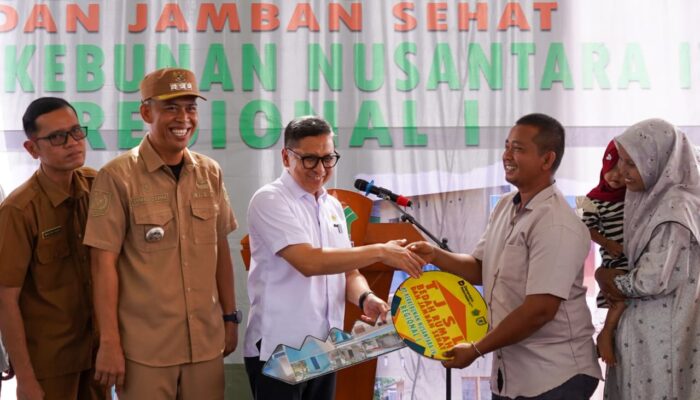 PTPN IV Regional I Serahkan Bantuan Rumah dan Jamban Sehat