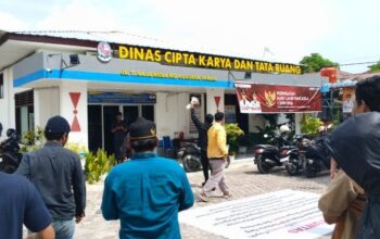 Kantor Dinas CKTR Deli Serdang Didemo Terkait Dugaan Monopoli Proyek Hingga Korupsi Rp5 Miliar