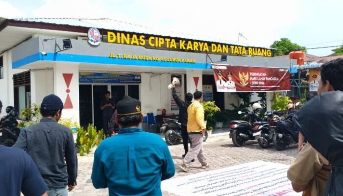 Kantor Dinas CKTR Deli Serdang Didemo Terkait Dugaan Monopoli Proyek Hingga Korupsi Rp5 Miliar