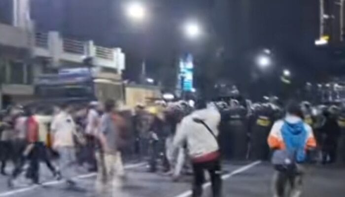 Demo di Surabaya Berujung Ricuh, Sejumlah Orang Ditangkap