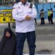 Dilarang Masuk, Ketua Buruh Sholat di Depan Gerbang Kantor Pertamina