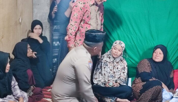 Bhabinkamtibmas Pulau Simardan Melayat ke Rumah Warga Jalan Aman