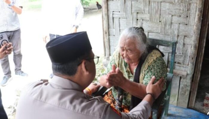 Kapolres Langkat Sambangi Rumah Lansia di Secanggang