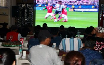 Kapolrestabes Medan Nobar Piala Dunia Bersama Masyarakat