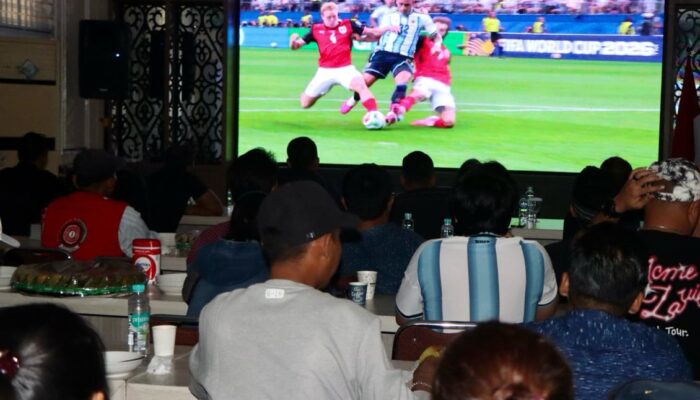 Kapolrestabes Medan Nobar Piala Dunia Bersama Masyarakat