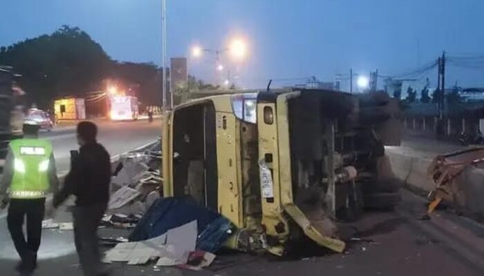Truk Muatan Karton Terbalik di Fly Over Amplas
