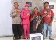 Kapolres dan Ketua Bhayangkari Simalungun Serahkan Bantuan Bedah Rumah